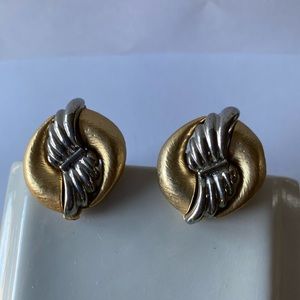 VINTAGE Pretty gold & silver clip-on earrings, Size: 1”H x 1”W